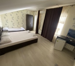 3-местная комната стандарт с 1 односпальной и 1 двуспальной кроватью в Афродита