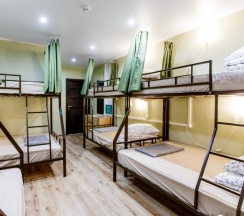 Мужской номер на 8 человек с ванной комнатой. Нижнее место (ширина 120 см.) в Nice hostel Crocus