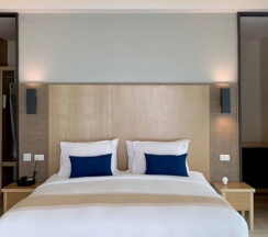 Двухместный номер Honeymoon Premier рядом с пляжем двуспальная кровать в Phi Phi Holiday Resort – SHA Extra Plus