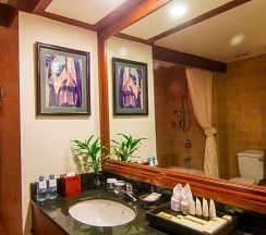 Номер Deluxe с видом на бассейн в Angkor Palace Resort & Spa