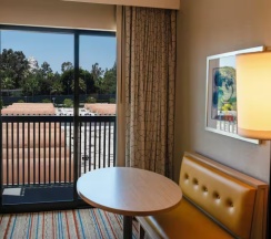 Четырёхместный номер корпус 1 Superior с видом на парк в Howard Johnson by Wyndham Anaheim Hotel and Water Playground