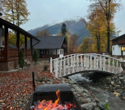 Шале c террасой с балконом в Moon House