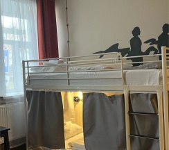 Шестиместный номер с душевой комнатой в Кино хостел на Выборгской