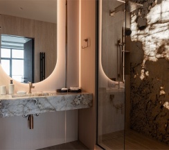 Трехкомнатный апартамент Luxury Dubai с двумя спальнями в Real Apartments Sochi