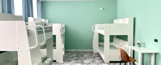 Кровать в 10-местном общем мужском номере в HiOtel