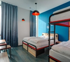 Кровать в общем номере с 6 комнатами в MEININGER Hotel Amsterdam Amstel