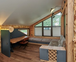 Семейный коттедж с балконом и с красивым видом из окна в Кедр 760