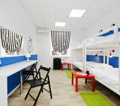 Кровать в 4-местном общем женском номере в Maxi House