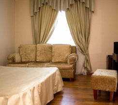 Стандарт Семейный 2х комнатный с двуспальной, двумя односпальными кроватями и диваном в Алия