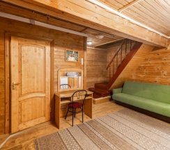 Шестиместный коттедж Богатырский с балконом в Ателика Улиткино