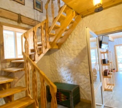 Коттедж с балконом и с красивым видом из окна в Events place