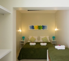 Трёхместный люкс с балконом в Brazilodge All Suites Hostel