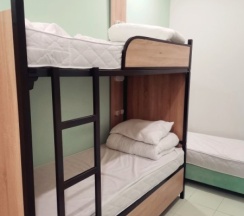 Кровать в мужском трехместном смежном номере (+WC) в Танский