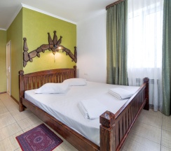 Двухместный номер Classic с видом на море и дендрарий двуспальная кровать в Delsochi