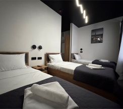 Трехместный номер с тремя односпальными кроватями в THouse