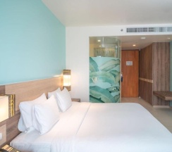 Двухместный номер Standard с видом на бассейн двуспальная кровать в Holiday Inn Express Phuket Patong Beach Central by IHG