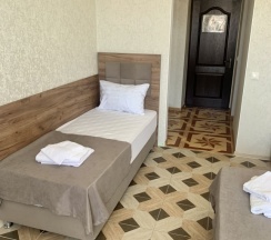 Трёхместный номер Deluxe с балконом и с красивым видом из окна в Артика