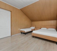 Номер семейный Standard с 2 комнатами с балконом и с красивым видом из окна в Green rent