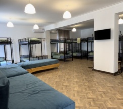 Кровать в общем номере с балконом и с красивым видом из окна в Rodnik village&SPA