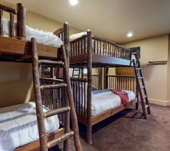 Коттедж с 4 комнатами в Juniper Ridge 16 5000 sq ft, Grand Chateau at Eagle, Expansive Mountain Views by RedAwning