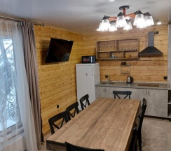 Коттедж с балконом и с красивым видом из окна в Piligrim