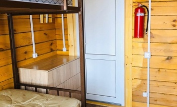 Кровать в общем номере с красивым видом из окна в Фoрт-Байкал