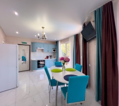 Апартаменты с 2 комнатами с балконом и с красивым видом из окна в Лазурный берег