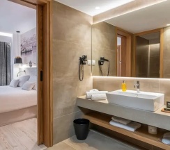 Двухместный полулюкс (двуспальная кровать) в Ibis Styles Heraklion Central