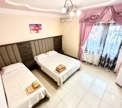Улучшенный трехместный номер с балконом в Guest house city center