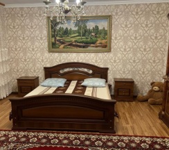 Коттедж с 2 комнатами с красивым видом из окна в Hostel №8