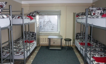 Кровать в 8-местном общем мужском номере в Hostel Inn