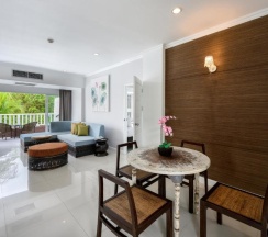 Четырёхместный люкс семейный с 2 комнатами в Thavorn Palm Beach Resort Phuket