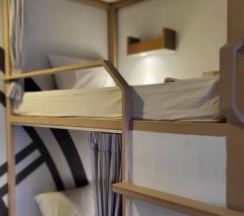 Кровать в общем номере в Terminal 58 hostel at town