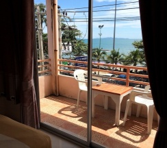 Номер Superior с балконом и с видом на море в Wilai Guesthouse