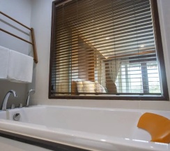 Номер Deluxe с балконом и с видом на бассейн в Tup Kaek Sunset Beach Resort