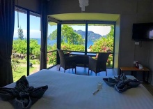 Двухместное бунгало Deluxe с видом на море двуспальная кровать в HIP Seaview Resort at Phi Phi