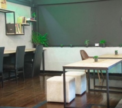 Кровать в общем номере с видом на город в KAYAN Hostel