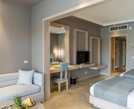 Номер Swim Up Deluxe с балконом в Sunrise Crystal Bay Resort