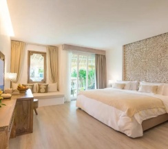 Двухместный номер Tropical Garden с видом на бассейн двуспальная кровать в Eden Beach Khaolak Resort and Spa A Lopesan Collection Hotel