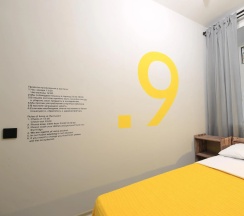 Кровать в общем номере в Арт Хаус