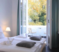 Двухместный номер Standard с балконом двуспальная кровать в Aussen Alster Hotel