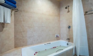 Двухместный номер Superior с видом на сад двуспальная кровать в Karon Princess Hotel