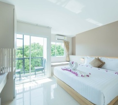 Двухместный номер Deluxe с балконом двуспальная кровать в La Vista Patong Hotel
