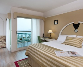 Двухместный номер Club с балконом двуспальная кровать в Herods Palace Hotel