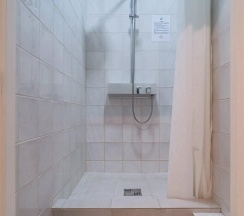 Кровать в 4-местном женском номере (общие удобства) в Hot Place Guest House