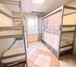 Кровать в мужской 4х местной комнате с электронным замком в Невский