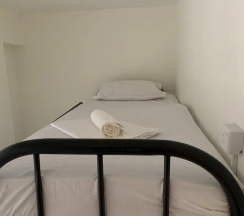 Кровать в общем номере (мужской номер) в White Hostel