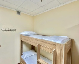 Кровать в общем номере (мужской номер) с красивым видом из окна в Alma-Ata Hostel