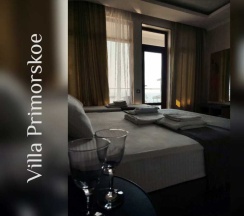 Трёхместный номер Superior с балконом и с красивым видом из окна в Villa Primorskое