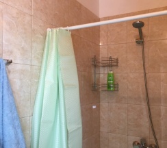 Апартаменты c 1 комнатой с балконом и с красивым видом из окна в Вилла Акация